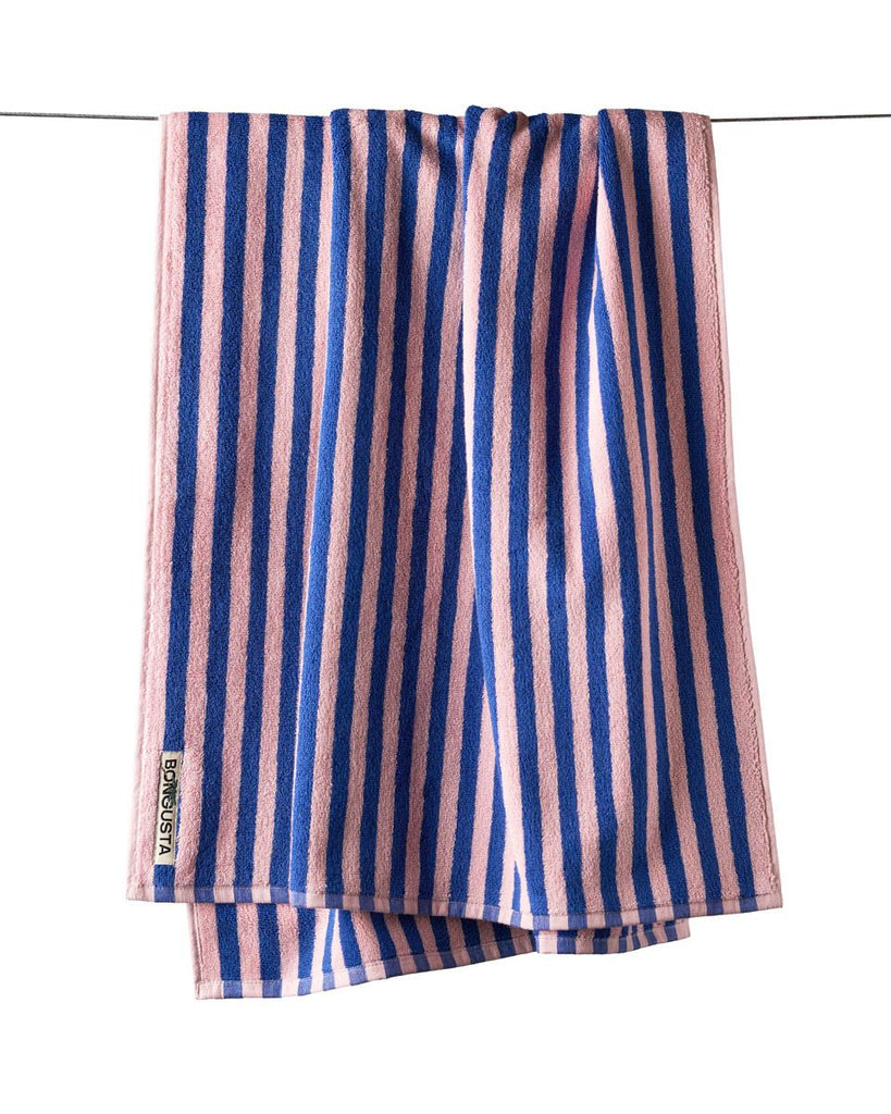  Naram, håndklæde i farven Dazzling Blue & Rose, som er i blå og lyserøde stripede farver (STORT HÅNDKLÆDE)