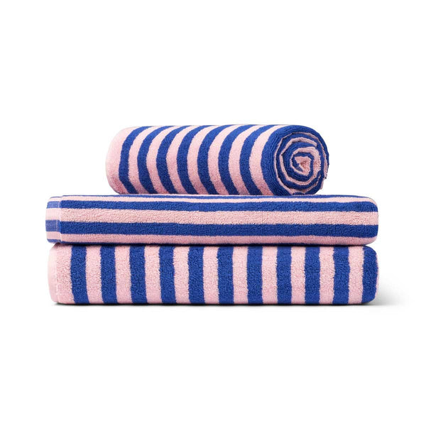  Naram, håndklæde i farven Dazzling Blue & Rose, som er i blå og lyserøde stripede farver