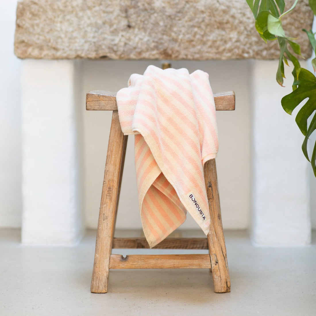 naram håndklæde i svag lyserød og creme farvet striber