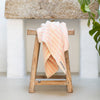 naram håndklæde i svag lyserød og creme farvet striber