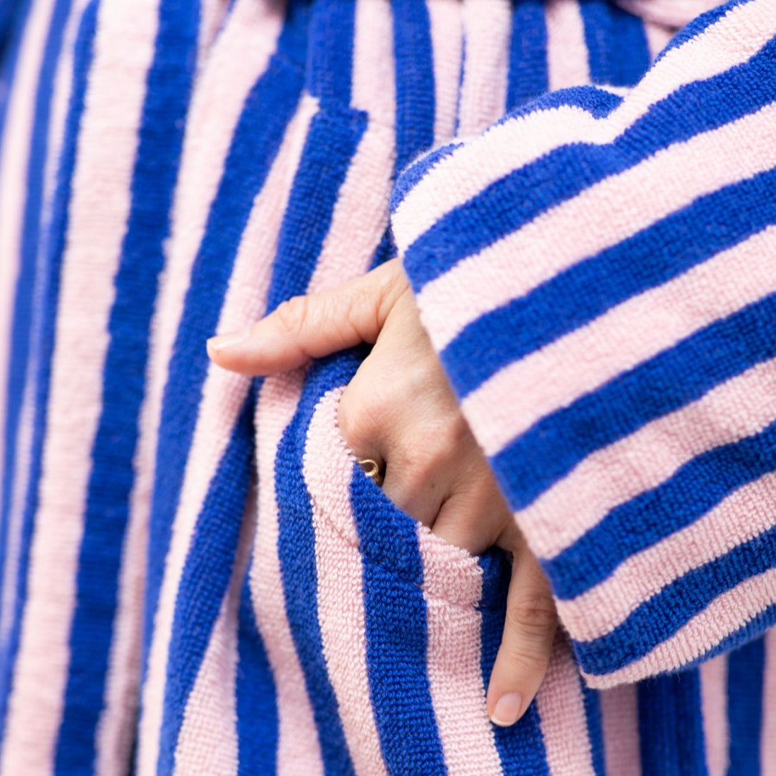 naram badekåbe i blå og lyserøde striber