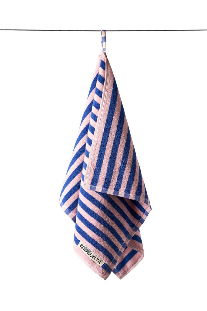  Naram, håndklæde i farven Dazzling Blue & Rose, som er i blå og lyserøde stripede farver (LILLE HÅNDKLÆDE)