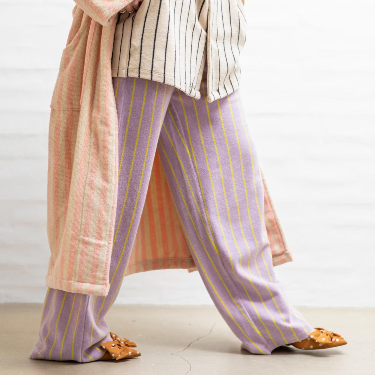 Disse lilla bukser har en tynd gul stribe og er lavet i 100% bomuldsfrotté. De har en cool og afslappet pasform, hvilket giver et behageligt look, der er nemt at style. 