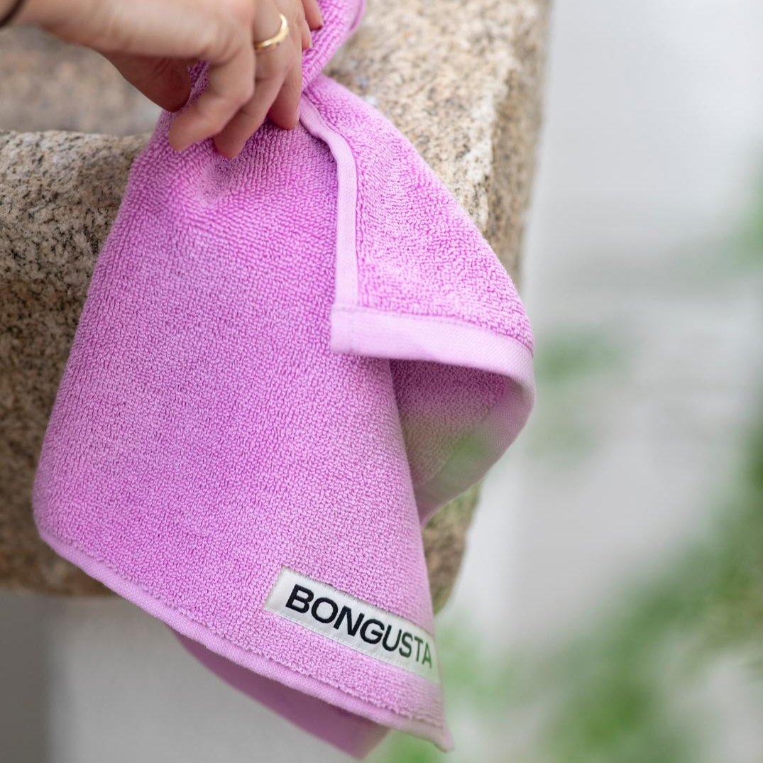 Bongusta Naram ensfarvet håndklæde i pink/lilla str. 50x80 cm