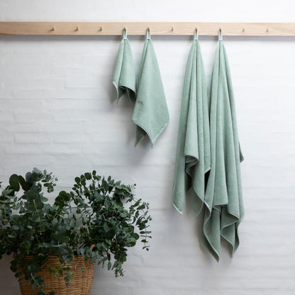 Bongusta Naram ensfarvet håndklæde i mint str. 70x140 cm
