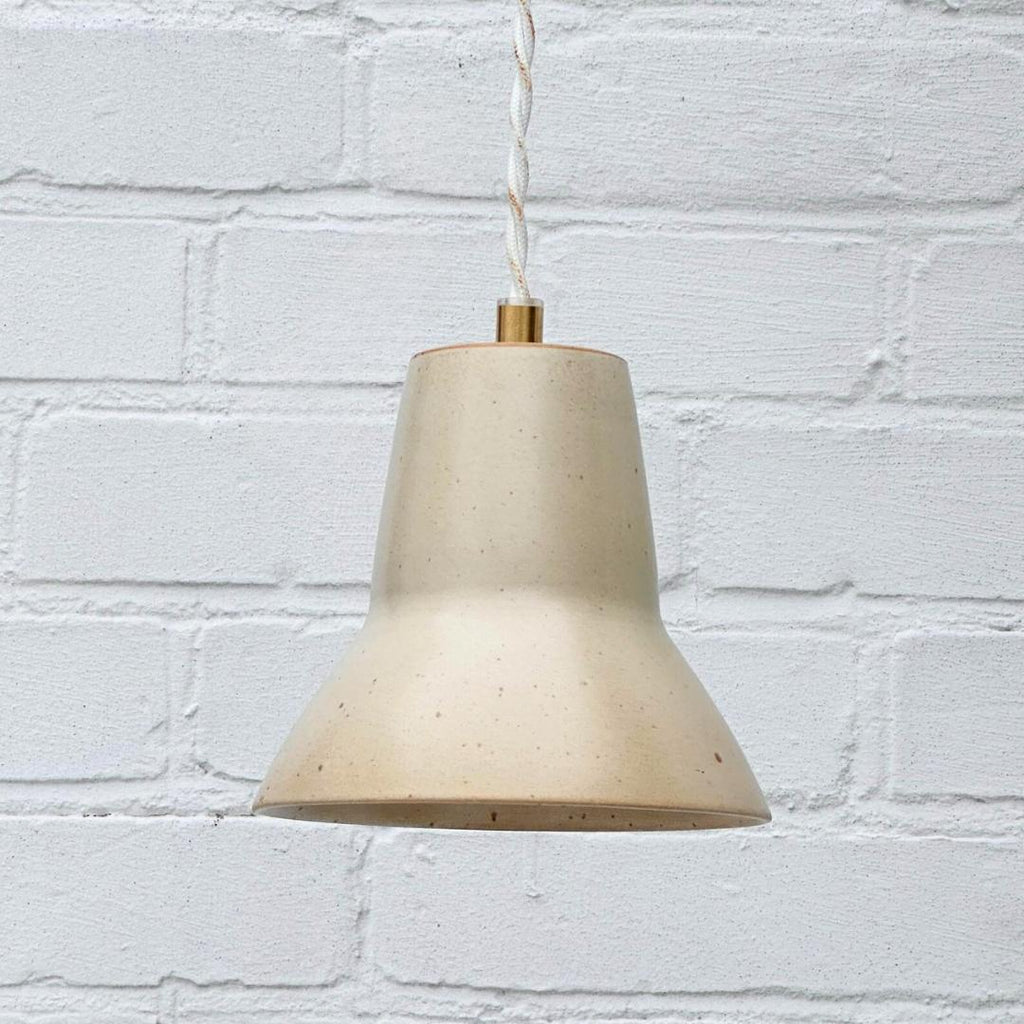 En skøn lille lampe fra Bornholms Keramikfabrik. Den er håndlavet og er i farven 'creamy white', som er en sand/beige/hvid