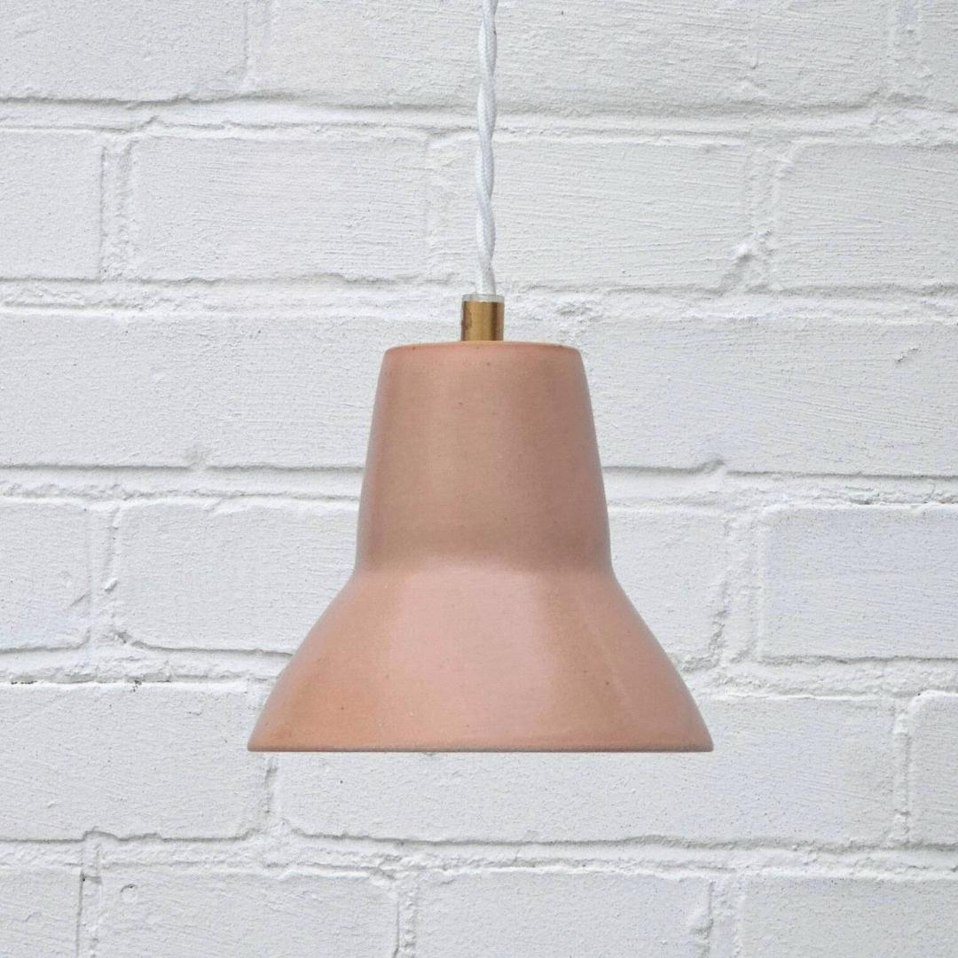 En smuk lampe i lyst ler fra Bornholms Keramikfabrik. Denne er i farven old rose, som er en svag lyserød farve