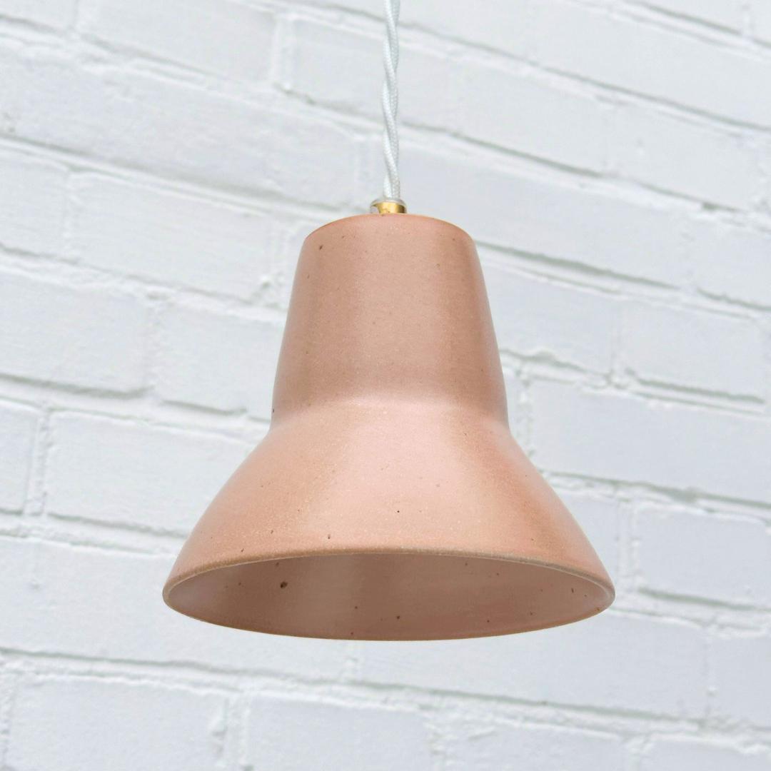 En smuk lampe i lyst ler fra Bornholms Keramikfabrik. Denne er i farven old rose, som er en svag lyserød farve