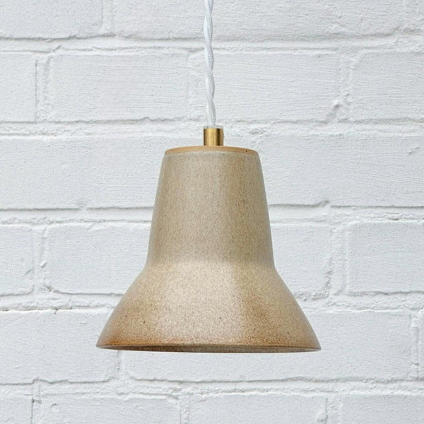 En fin lille lampe lavet af keramik. Den er sand/beige farvet.