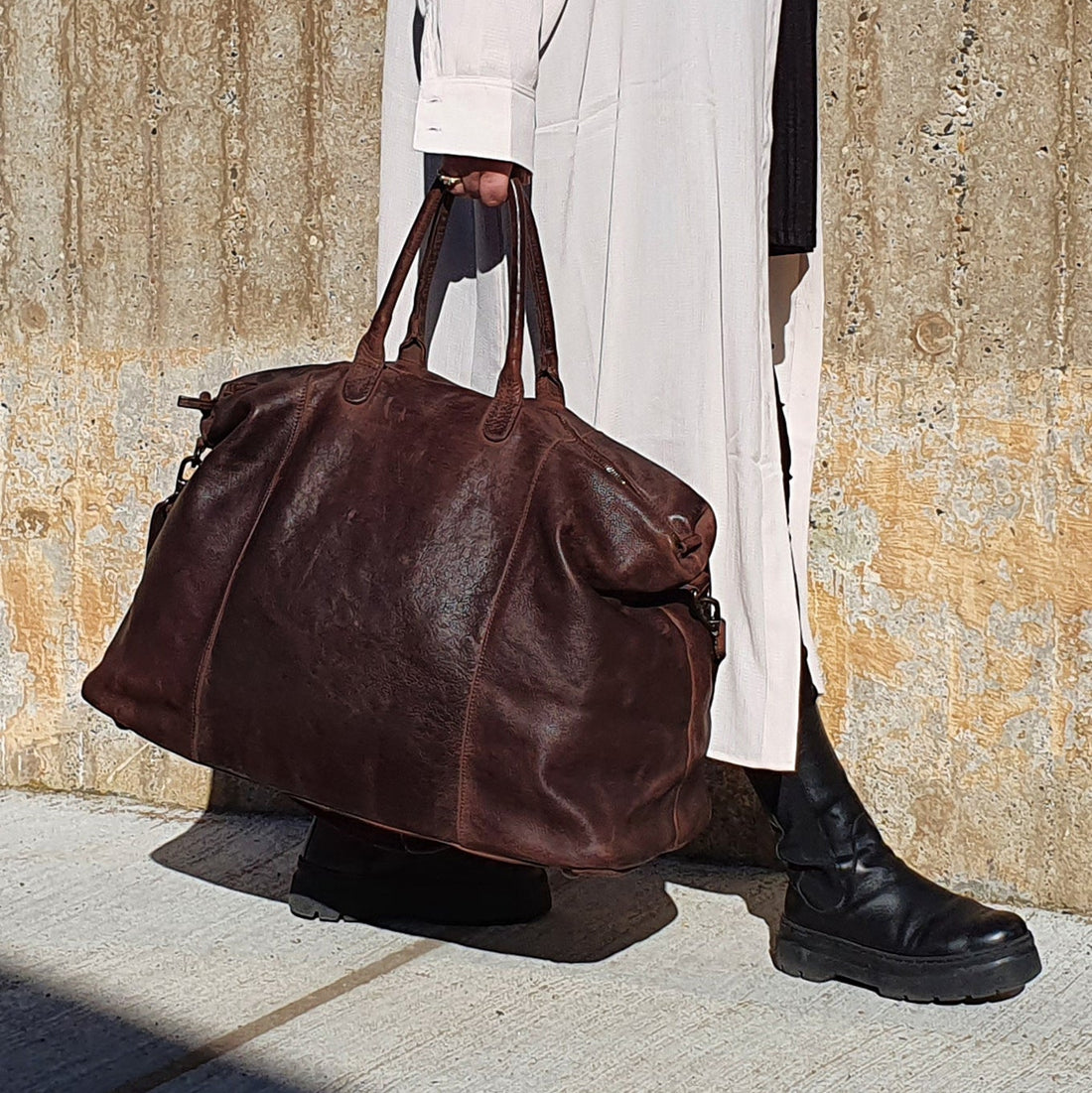 En stor og flot mørkebrun lædertaske - perfekt til weekend, spaophold eller rejsen