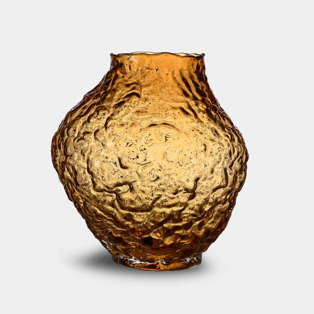 En anderledes, men yderst smuk vase! Corallo vasen ligner en koral på havbunden med sin fine og anderledes struktur. Formen på vasen er uregelmæssig og oval.

Vasen er rav farvet. 