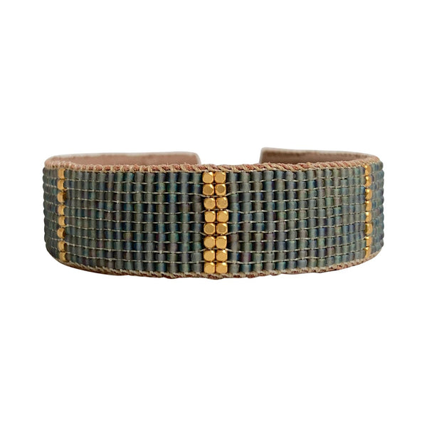 Empire armbåndet fra Ibu Jewels er et perlearmbånd med en mørk grøn perle og guld perler på langs midt på armbåndet