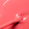 En vegansk neglelak fra Manucurist Paris i farven 'Capucine' er en neglelak i en koralrosa / lyserød farve