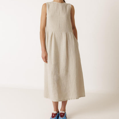 Kjolen er fremstillet i let og åndbart hør, som føles behageligt mod huden og giver et naturligt fald. Beige hør kjole.