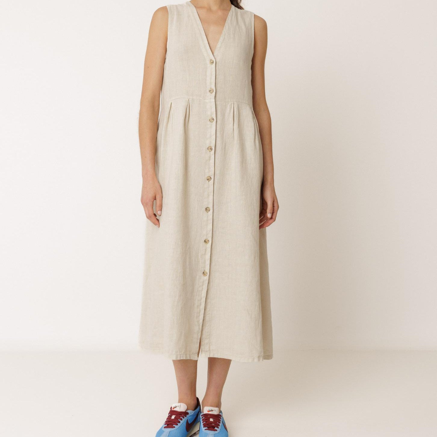 Hør kjole fra IndiCold i en beige ligende farve. Kjolen er vendbar, og du får derfor to forskellige udtryk i én kjole.