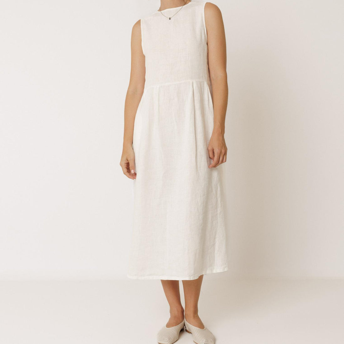 Hør kjole fra Indi6Cold i hvid. Kjolen er vendbar så du får derfor to forskellige udtryk i én kjole.