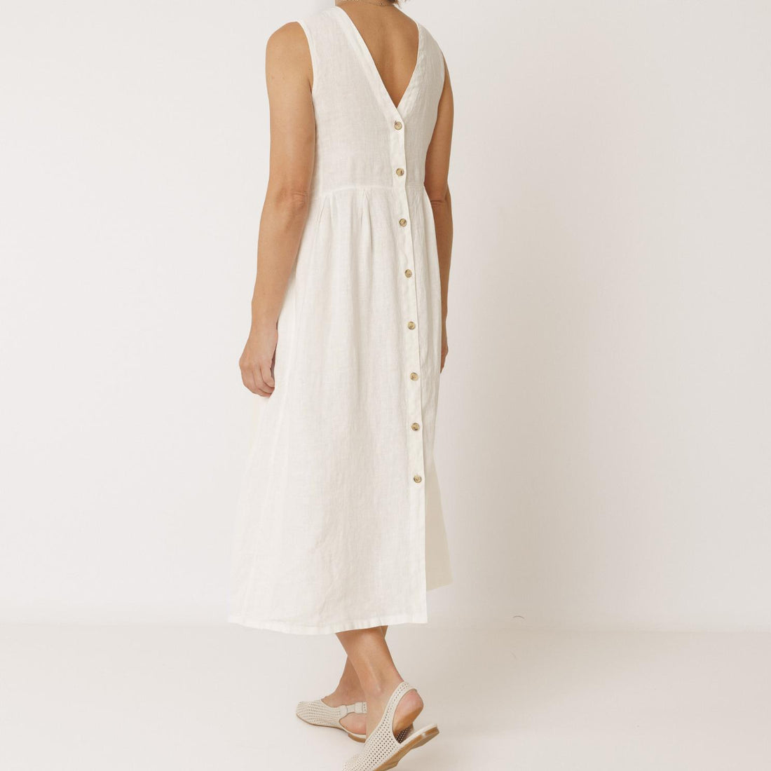 Hvid hør kjole fra Indi&amp;Cold. Kan vendes og derfor skabe flere looks.