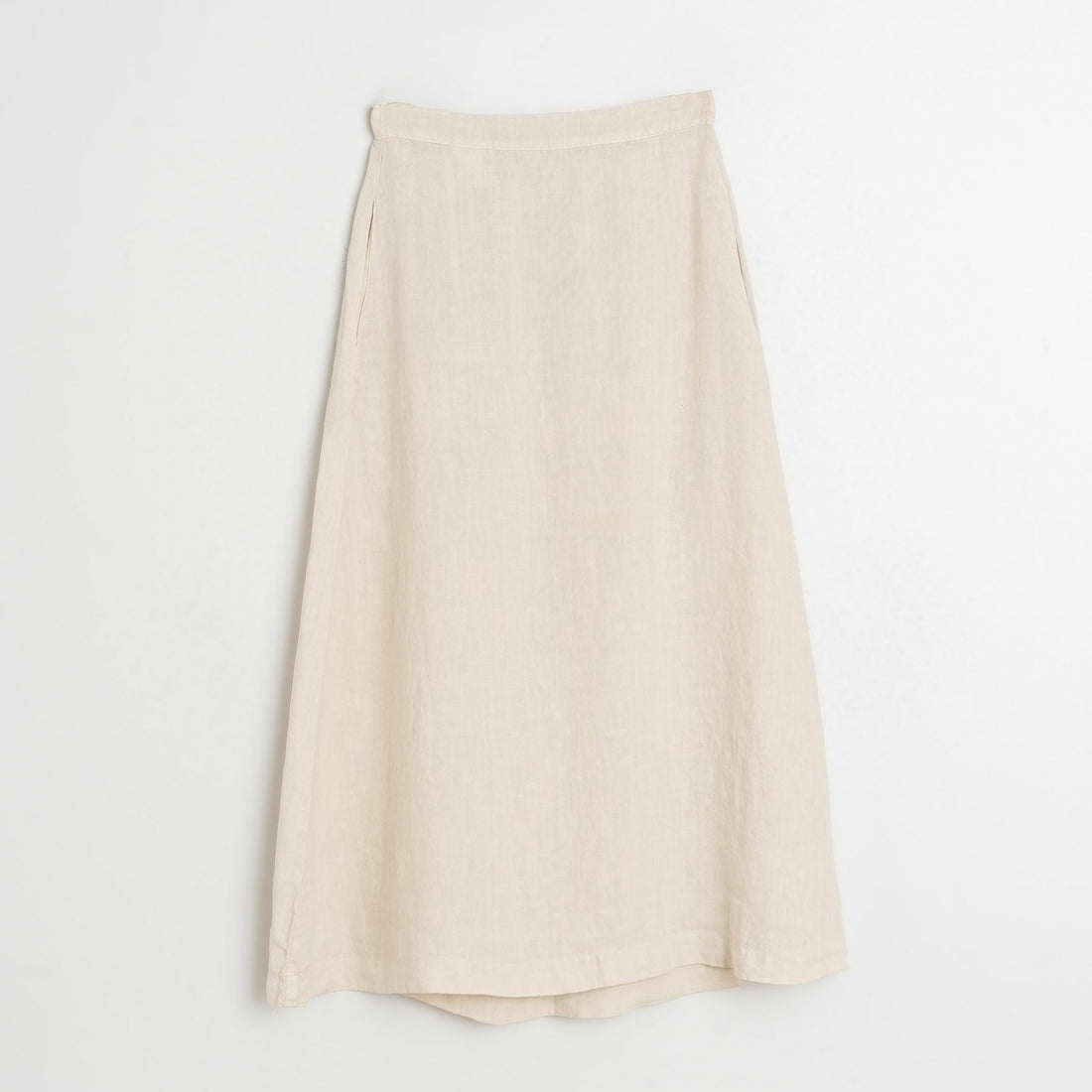 Beige lang hør nederdel fra Indi&amp;Cold i maxi-længde med elastik i taljen bagpå og praktiske lommer.