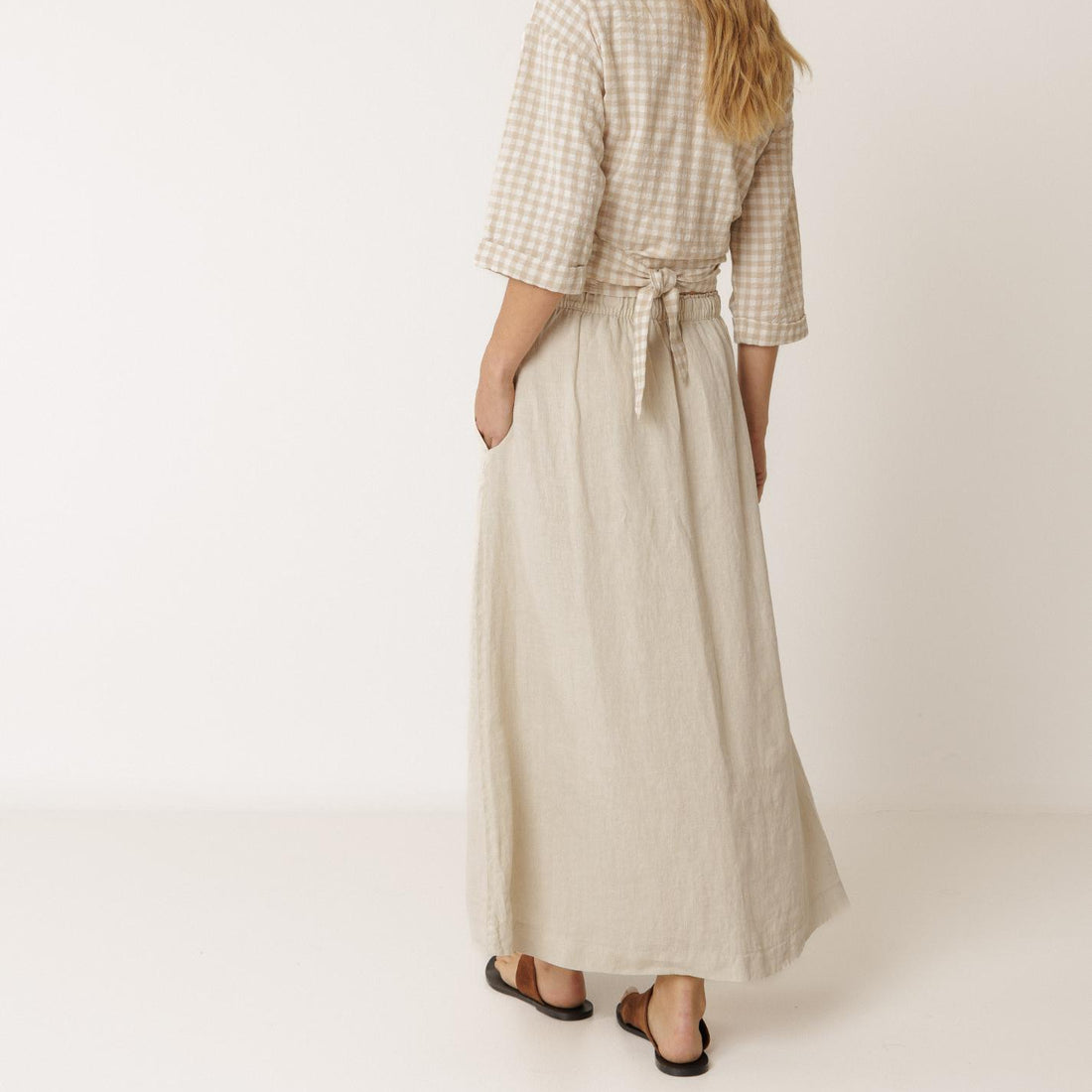 Maxi nederdel i beige hør fra Indi&amp;Cold med let fald, fast front og elastisk talje bagpå.