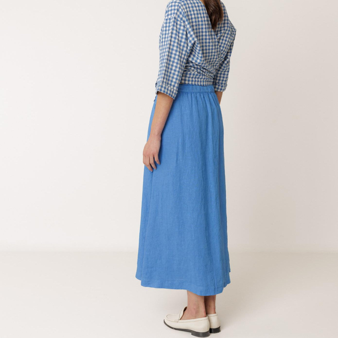 Lang blå nederdel i hør fra Indi&amp;Cold med tidløst design, elastik bagpå og komfortabel pasform.