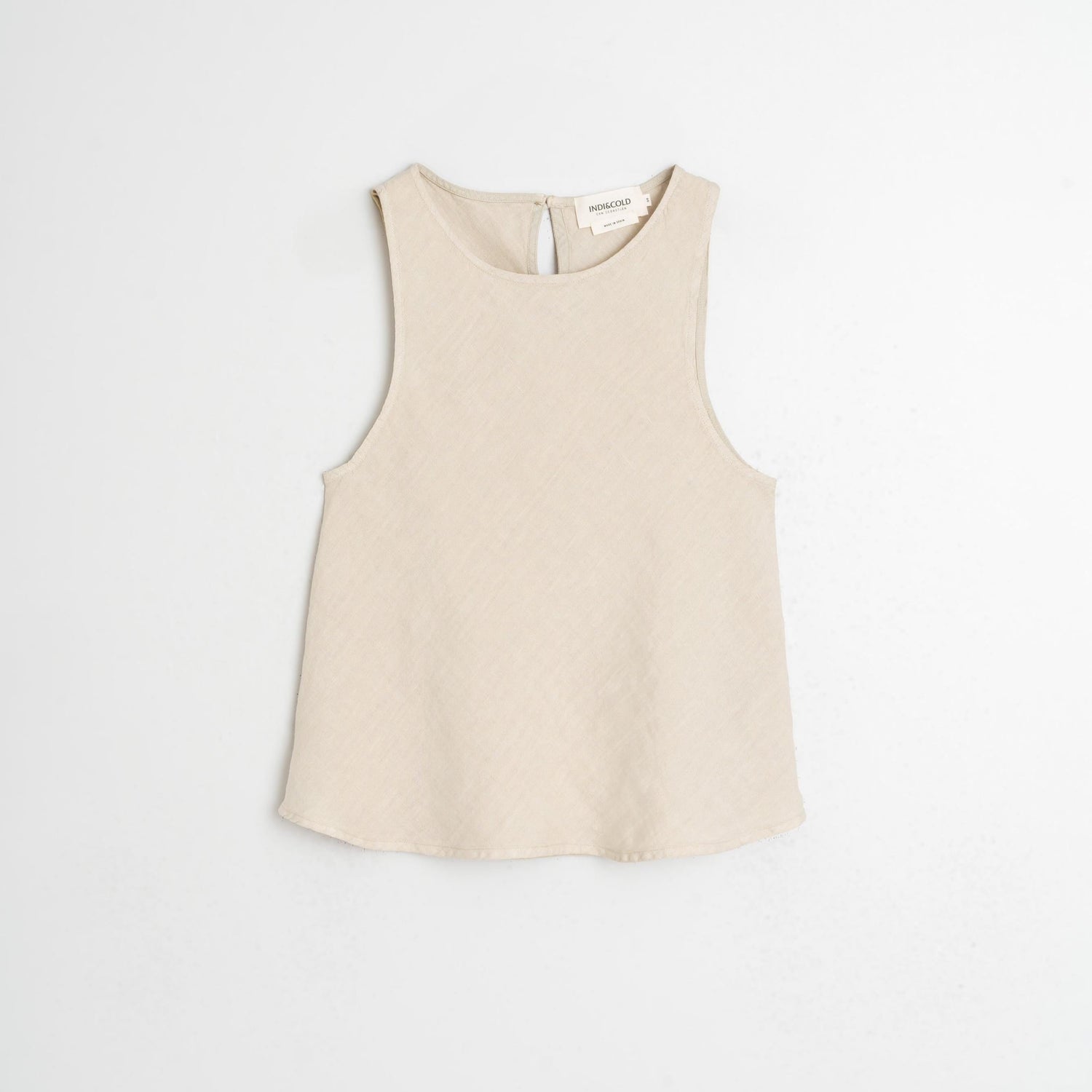Indi&amp;Cold Piedra Hør top i beige. Hørmaterialet føles let og åndbart mod huden og gør toppen ideel til både varme dage og overgangssæsoner