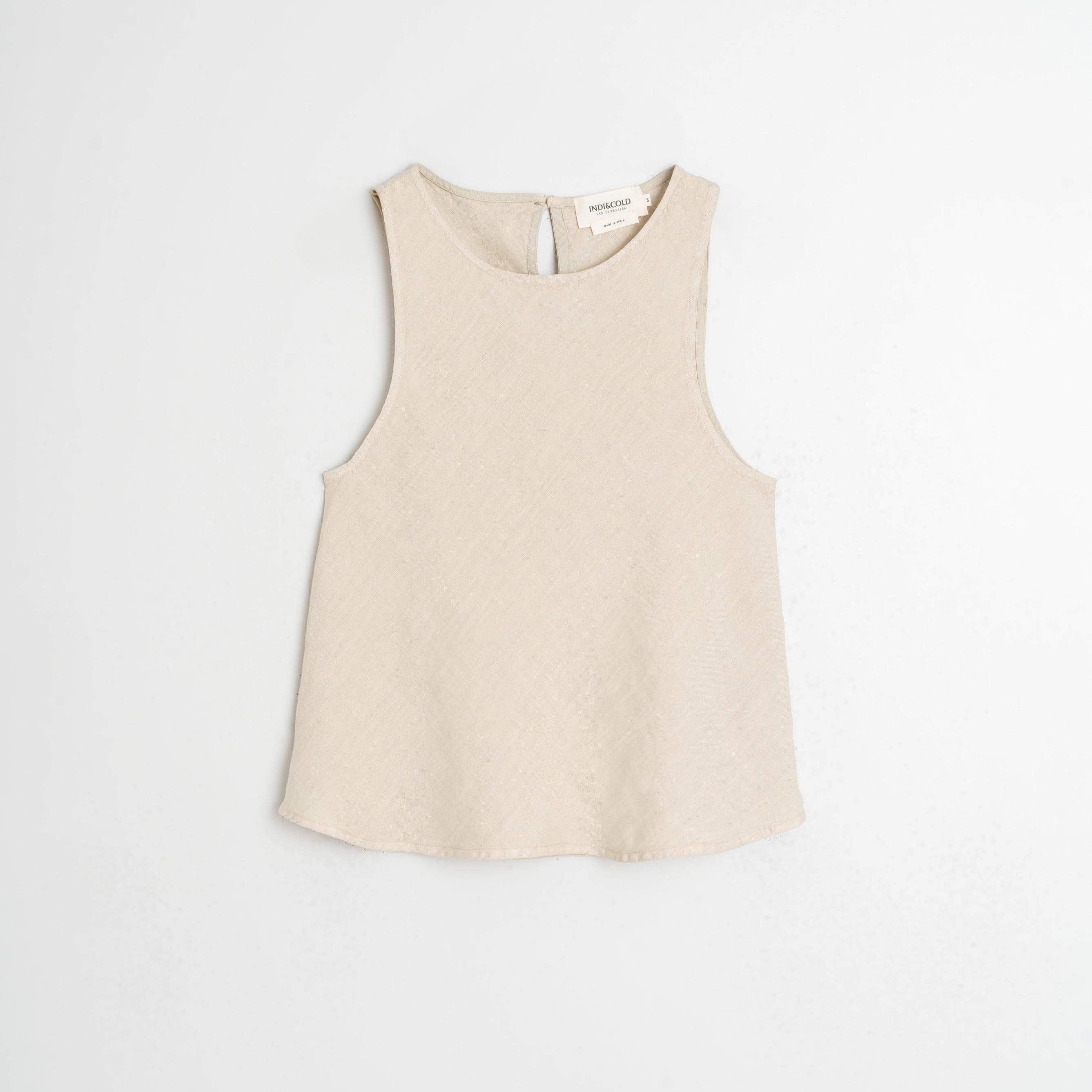 Indi&amp;Cold Piedra Hør top i beige. Hørmaterialet føles let og åndbart mod huden og gør toppen ideel til både varme dage og overgangssæsoner