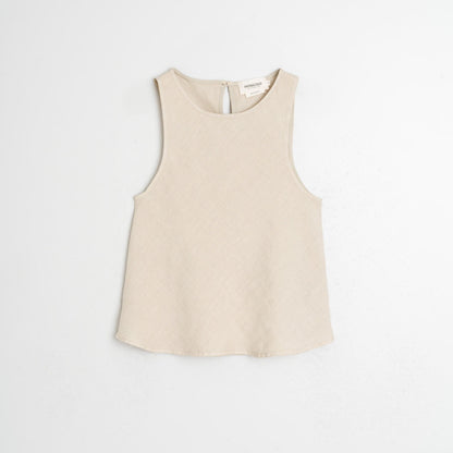 Indi&amp;Cold Piedra Hør top i beige. Hørmaterialet føles let og åndbart mod huden og gør toppen ideel til både varme dage og overgangssæsoner