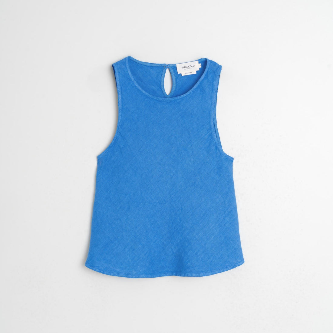 Hørmaterialet føles let og åndbart mod huden og gør toppen ideel til både varme dage og overgangssæsonen. Blå hør top fra Indi&amp;Cold 