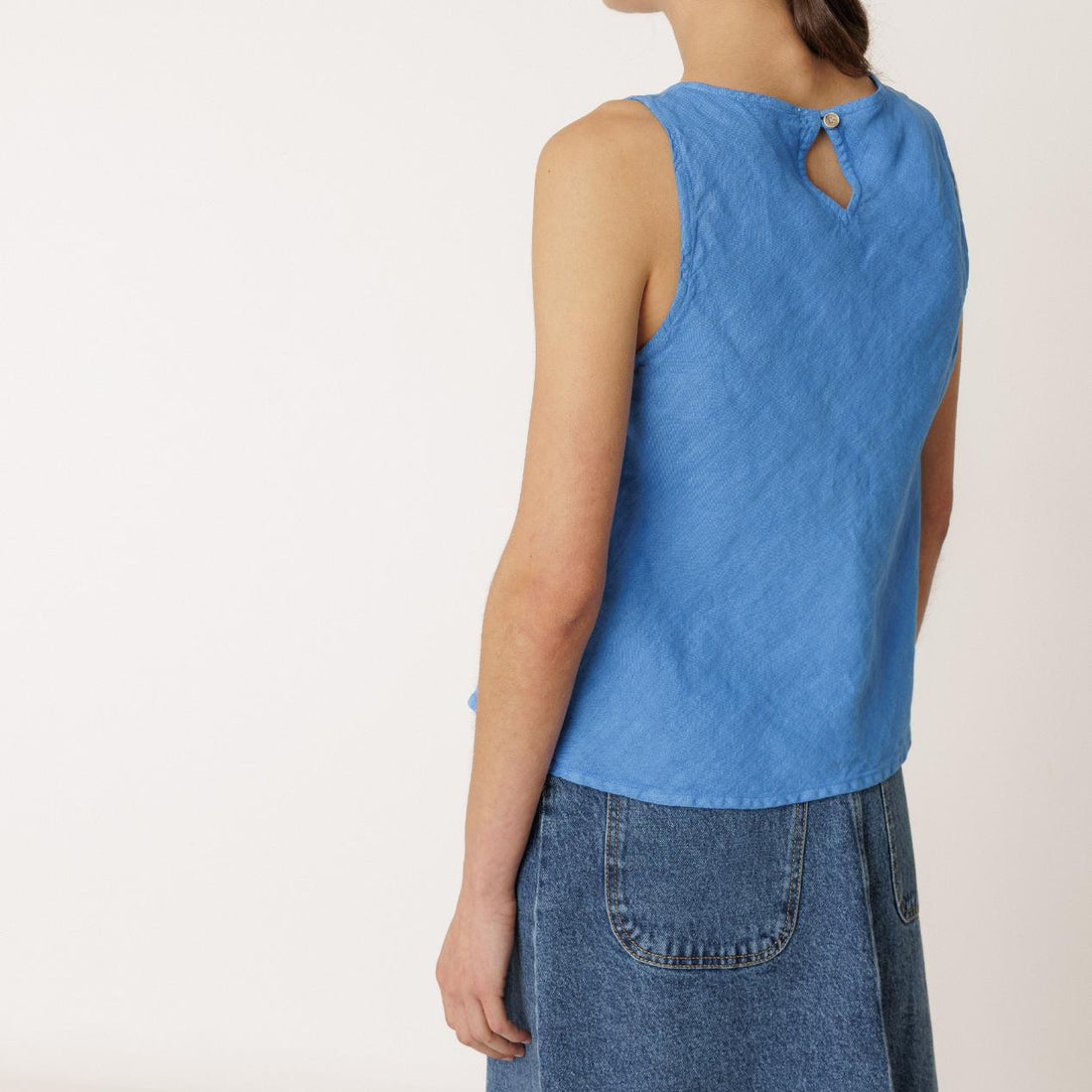 Hør top i farven blå fra Indi&amp;Cold. Hørmaterialet føles let og åndbart mod huden og gør toppen ideel til både varme dage og overgangssæsone