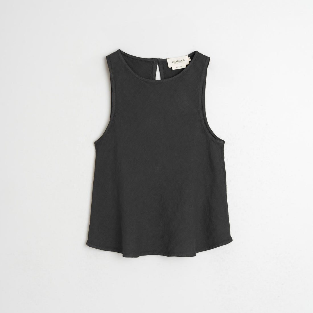 Denne hør top fra Indi&amp;Cold er skabt med fokus på komfort, enkelhed og et tidløst udtryk. Hør top i sort 