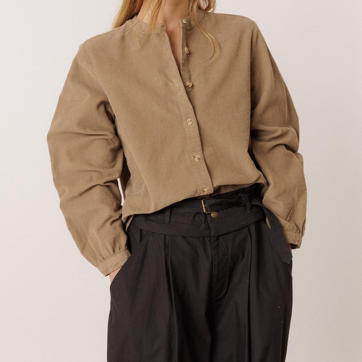 Beige fløjlsskjorte fra Indi &amp; Cold