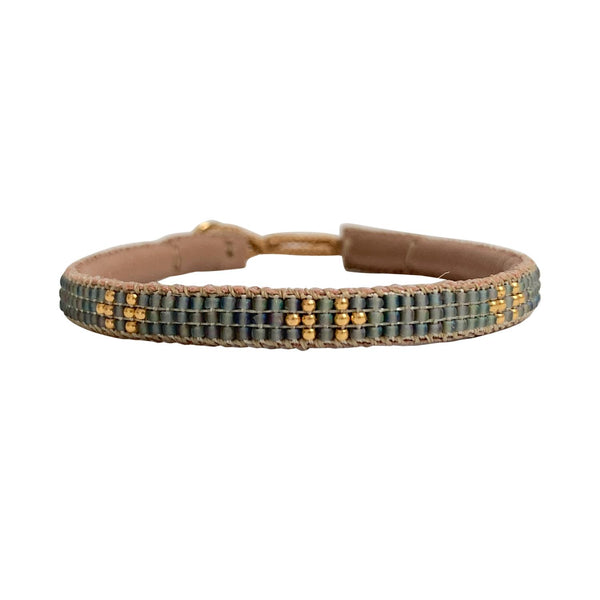 Ben armbåndet fra IBU Jewels er et perlearmbånd i grønne farver med guld perler