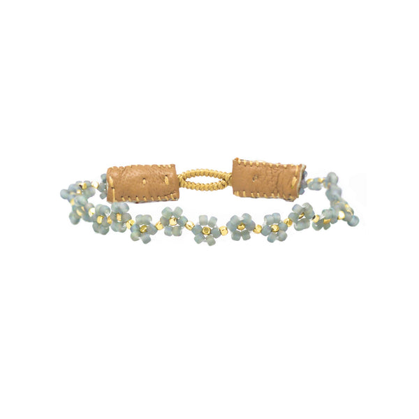 Cap Flower er et perlearmbånd fra IBU jewels, hvor de grønne/blå perler former små blomster 