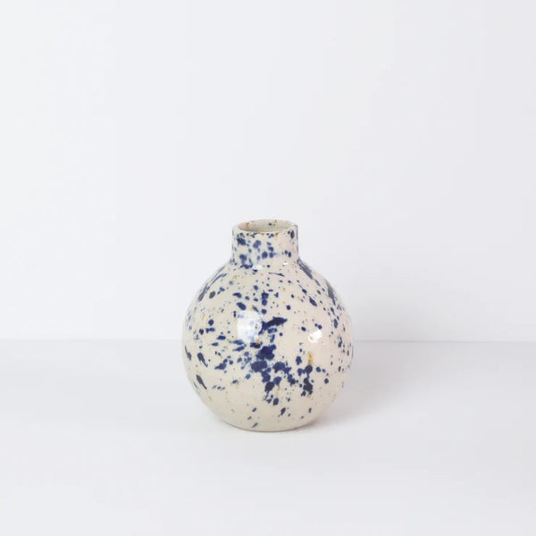 En lille keramik vase fra Bornholmskeramikfabrik i hvid med blå splash pletter