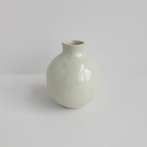 En lille rund keramik vase fra Bornholms Keramikfabrik i en hvidlig nuance