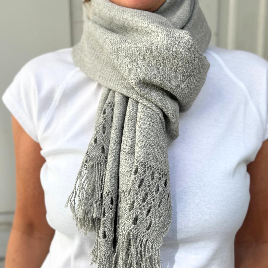 Chola bloviansk tørklæde i 100% alpaka uld. Dette er et grå tørklæde med fint makrame mønster i bunden