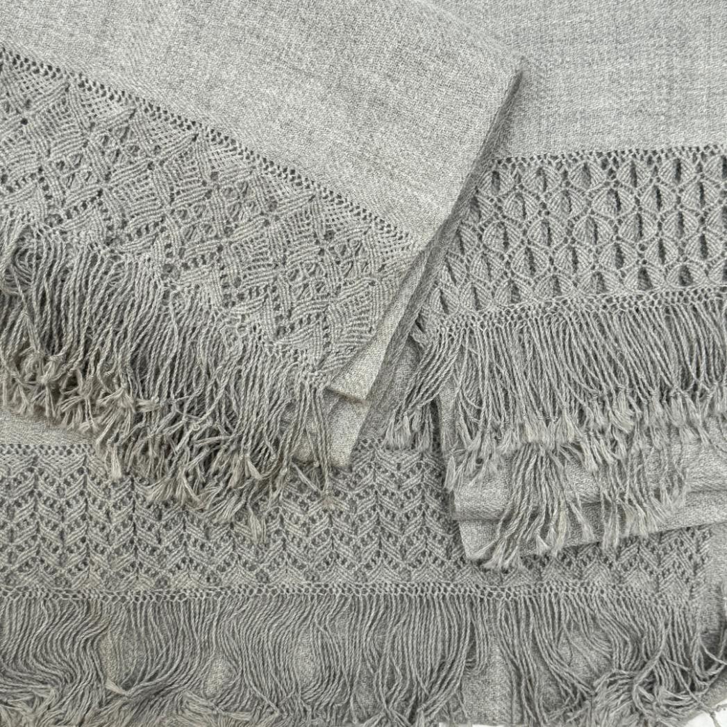 Grå tørklæde fra Chola i blødt alpaka uld