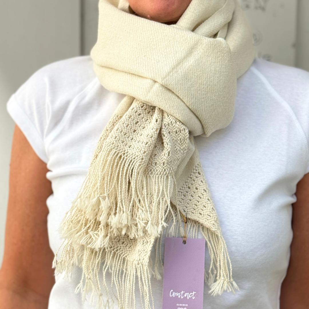 Hvid alpaka tørklæde fra Chola - lavet i bolivia og med makrame mønster i bunden