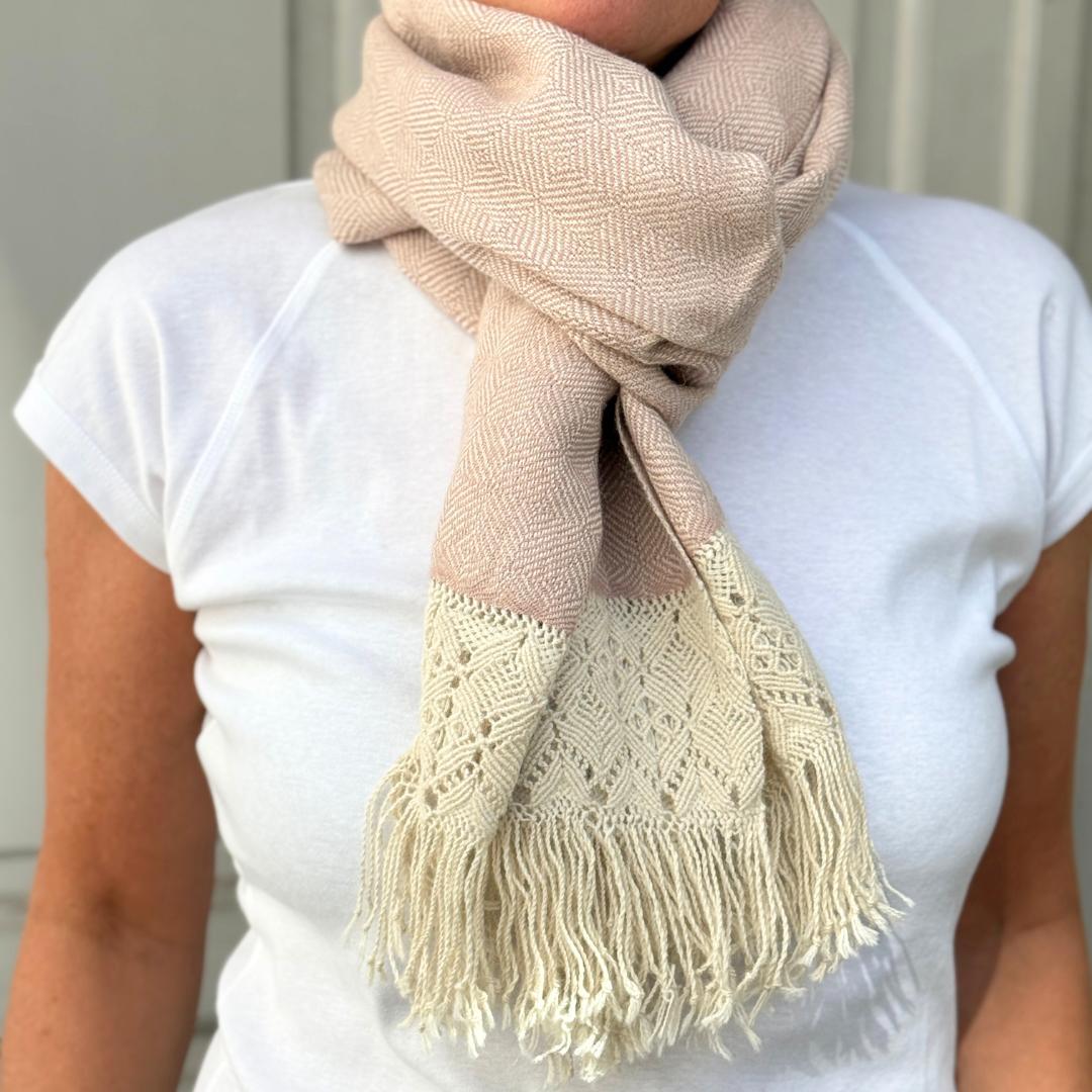 Tørklæde fra Chola i lyserød med hvidt mekrame mønster i bunden