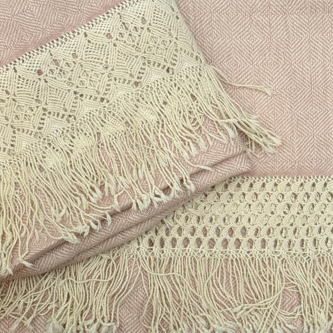 Lyserød tørklæde i 100% alpakauld med makrame mønster i bunden