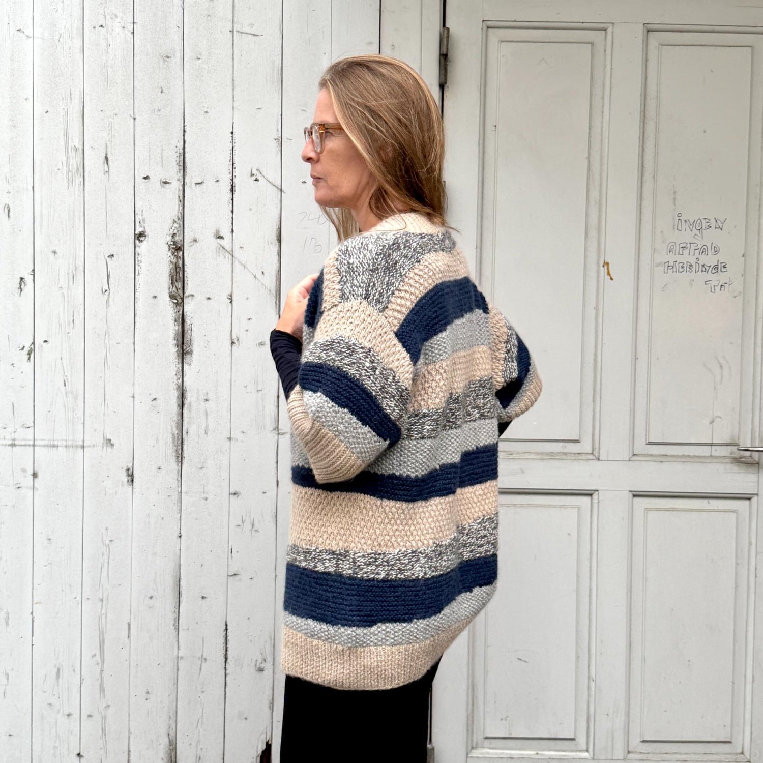 Boliviansk strik cardigan fra Chola med tre kvart ærmer og i beige og blå striber