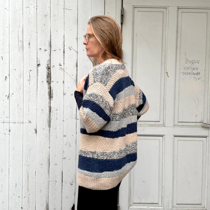 Boliviansk strik cardigan fra Chola med tre kvart ærmer og i beige og blå striber