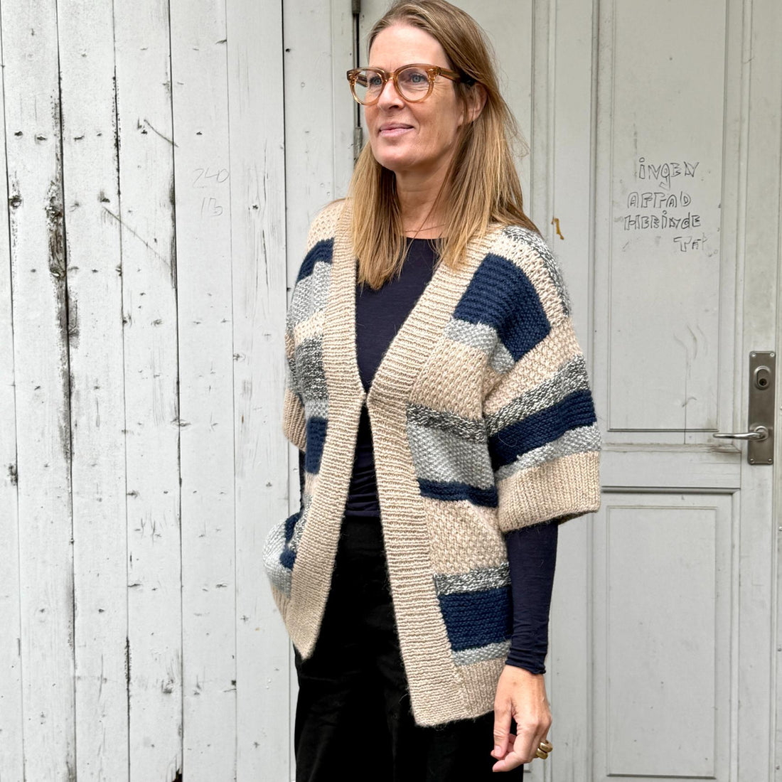 Boliviansk strik cardigan fra Chola med tre kvart ærmer og i beige og blå striber