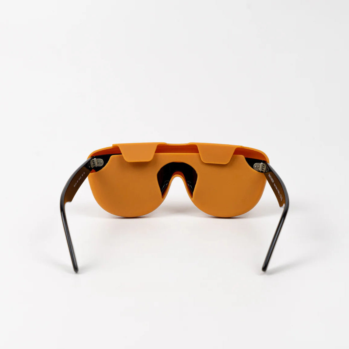 Lysebrunt silikone brilleetui fra Lups The Case med let design