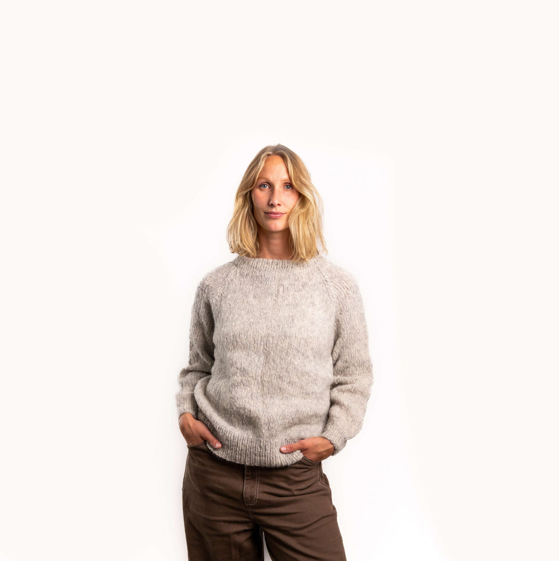 Lysegrå alpakastriktrøje fra Coffee Beanies