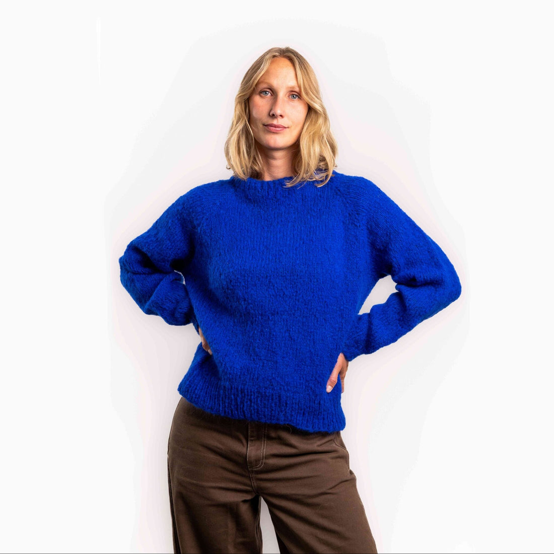 Ida Striktrøjen fra Coffee Beanies er en klassisk striktrøje med rund hals og lange ærmer. Trøjen er lavet i 100% blød alpakauld og er onesize. Denne er petroleumsblå