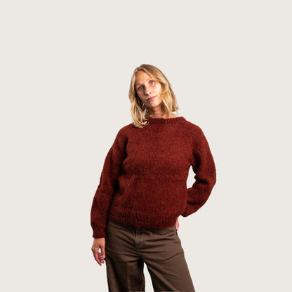 vin rød striktrøje fra Coffee Beanies i en lød alpakauld