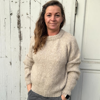 Striktrøje Coffee Beanies i farven Sandy - strikket i blødt garn
