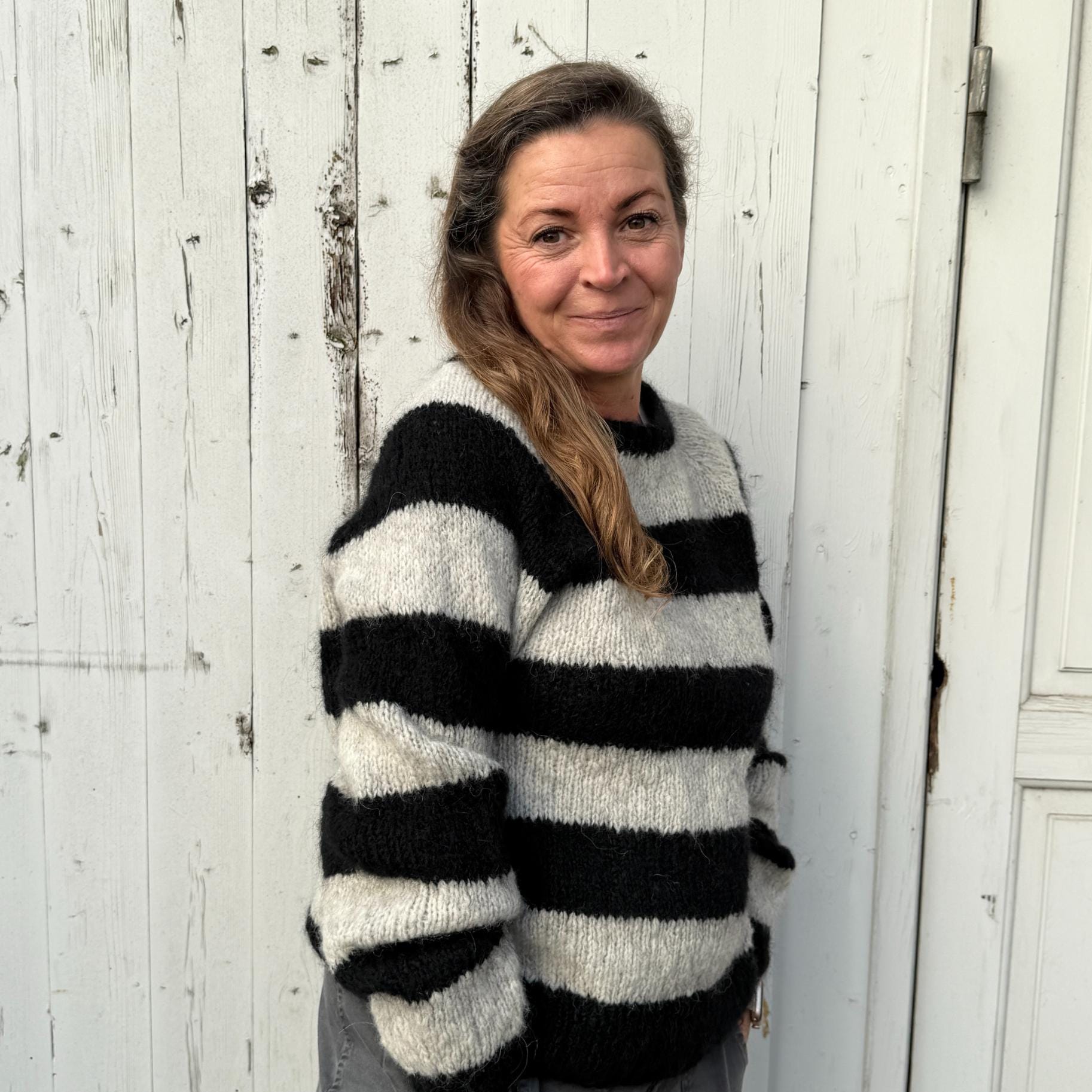 Striktøje i farven sort og grå med striber