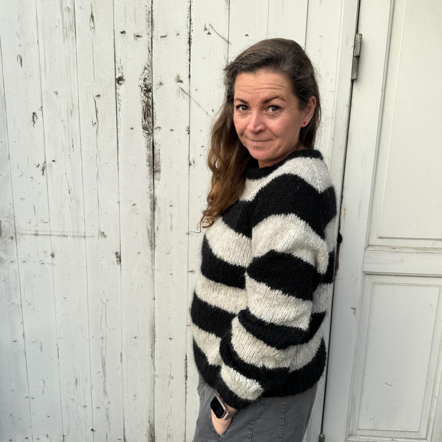 Coffee Beanies striktrøje i striber Black/Grey  - fra siden
